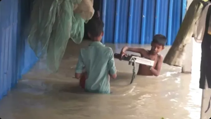 असम में भारी बारिश के बाद बाढ़ से लोग परेशान (फोटो - ANI)