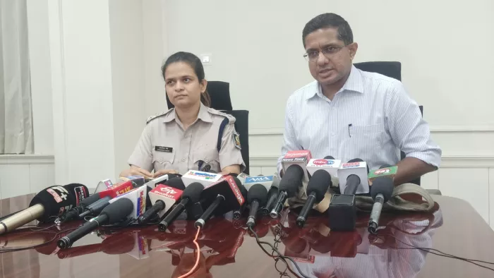 पत्रकारों को संबोधित करते हुए बालेश्वर के जिलाधीश और एसपी