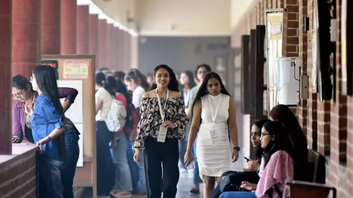 दिल्ली विश्वविद्यालय में स्नातक और स्नातकोत्तर में एडमिशन सीयूईटी के अंकों के आधार पर होता है।