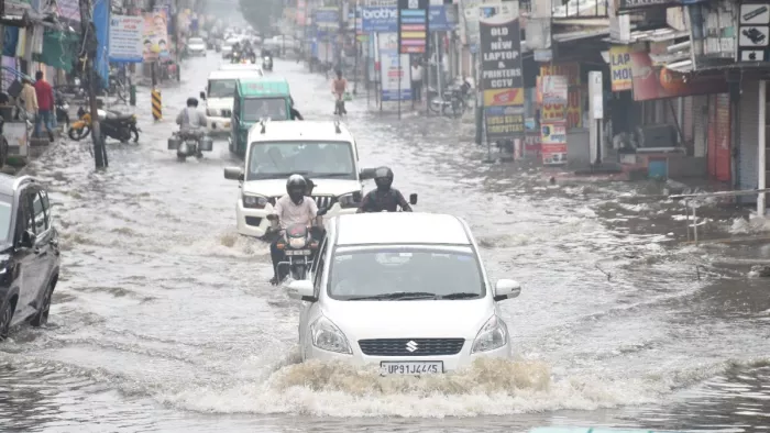 चावला मार्केट चौराहा पर भरे पानी से निकलते वाहन । जागरण
