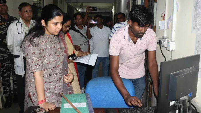 डीसी माधवी मिश्रा एसएनएनएमसीएच में उपायुक्त माधवी मिश्रा निरीक्षण करती हुई