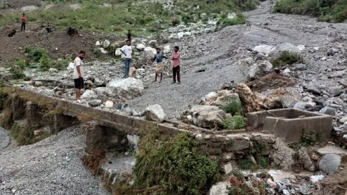रविवार देर रात बादल फटने से एक मंदिर क्षतिग्रस्त हो गया