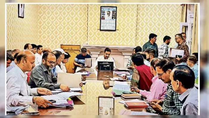 सचिवालय में शिमला ग्रामीण विधानसभा क्षेत्र की समीक्षा बैठक में अधिकारियों को दिशा-निर्देश देते लोक निर्माण मंत्री विक्रमादित्य सिंह