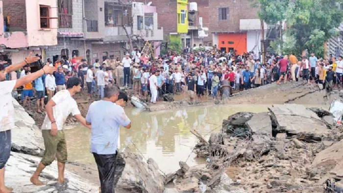 बीएसए इंजीनियरिंग कालेज मार्ग स्थित कृष्ण विहार में पानी की टंकी गिरने के बाद मौजूद लोग l जागरण (फाइल)