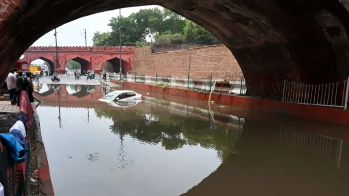 मानसून की पहली बारिश से मंगी ब्रिज पर हुए जलभराव में डूबे वाहन। फोटो-जागरण।