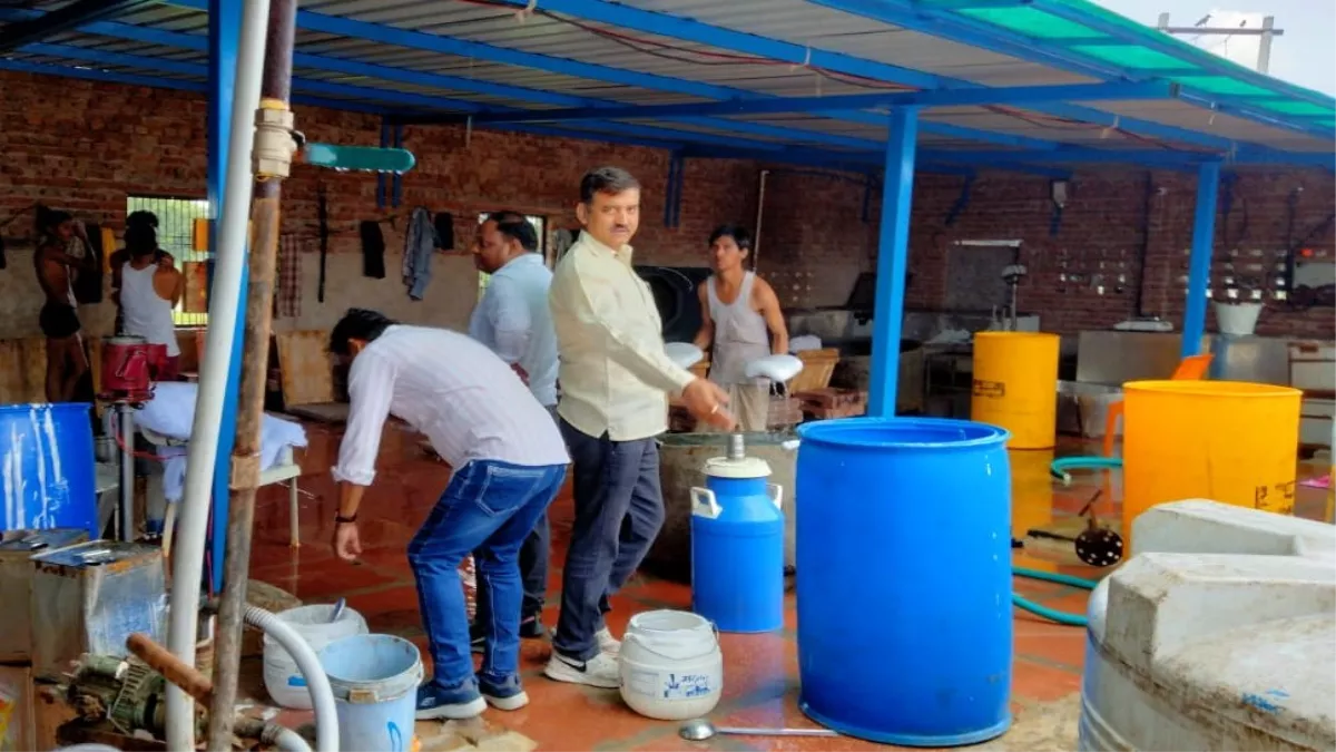 बरसाने में डेयरी पर बन रहा था मिलावटी पनीर, खाद्य विभाग ने मारा छापा; 1100 kg तैयार माल जब्त