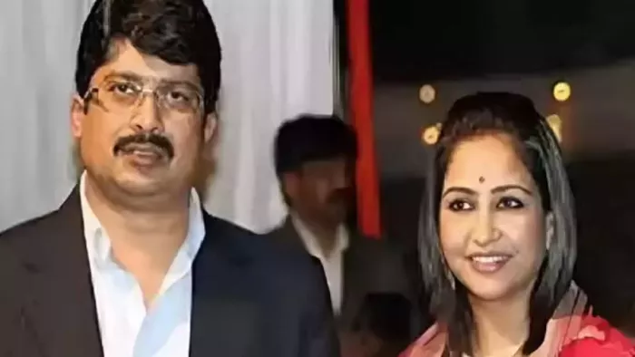 रघुराज प्रताप सिंह और पत्नी भानवी सिंह