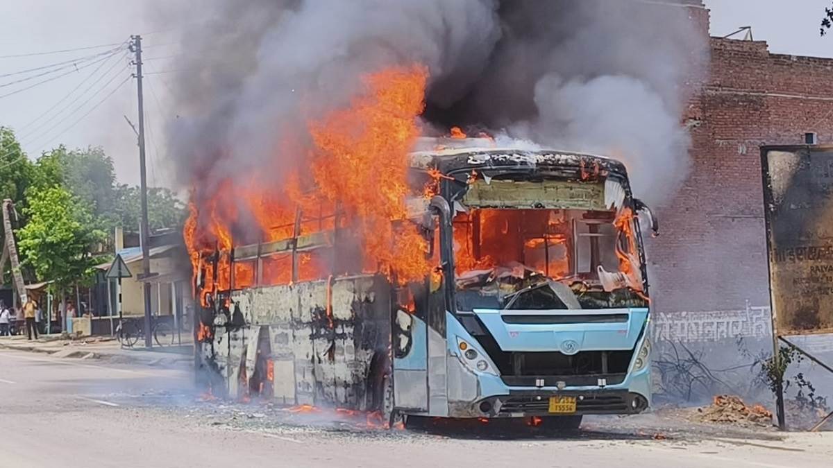 https://www.jagranimages.com/images/newimg/02072025/02_07_2025-bus_catch_fire_23972899.jpg