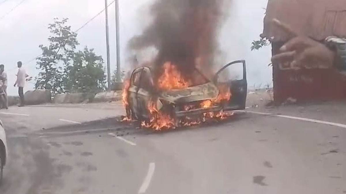 https://www.jagranimages.com/images/newimg/02072025/02_07_2025-car-fire_23973265.jpg