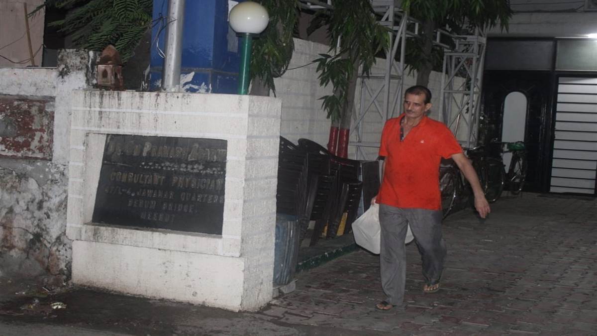 cbi raids ex mlc sarojini agarwals medical college residence in meerut