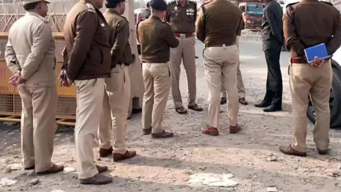 रेलवे लाइन की पटरियों पर पड़ा मिला युवक का शव।