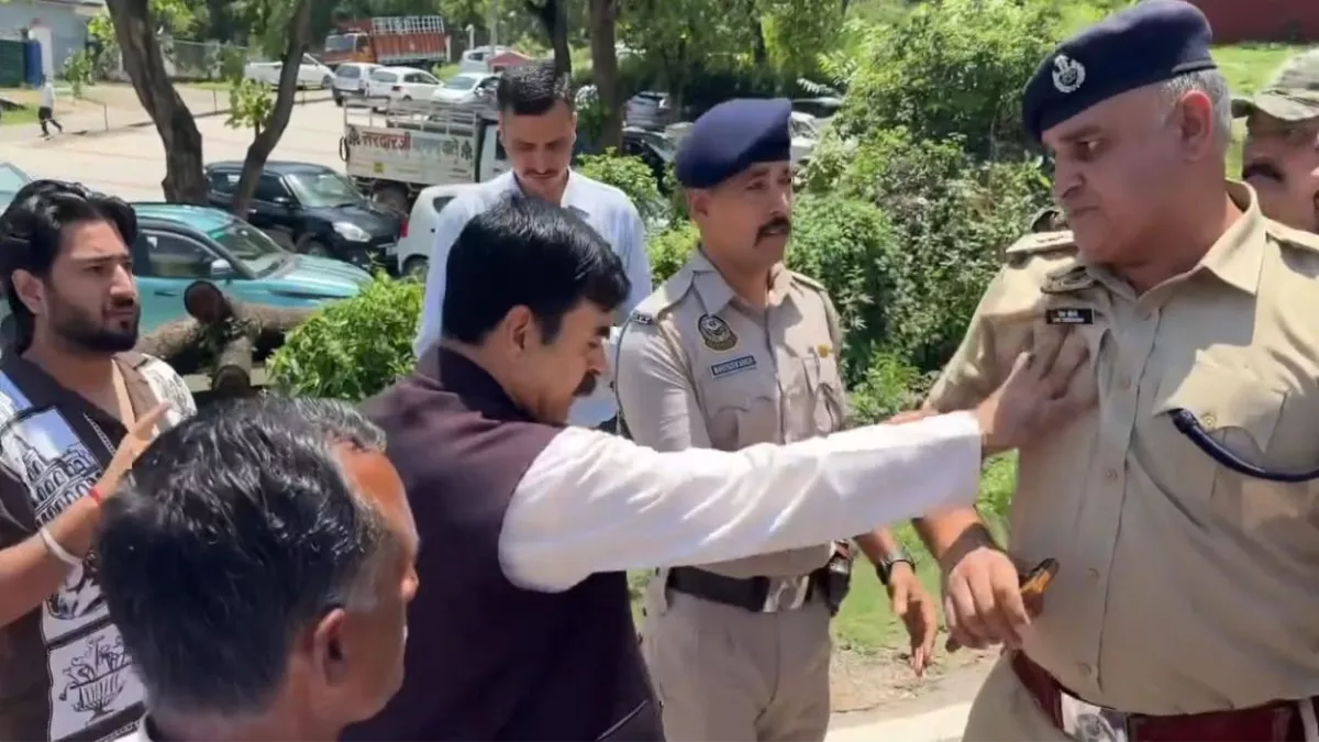 बिलासपुर में अधिकारियों से उलझे पूर्व विधायक बंबर ठाकुर, एएसपी को दे दिया धक्का, वीडियो में देखें दादागीरी
