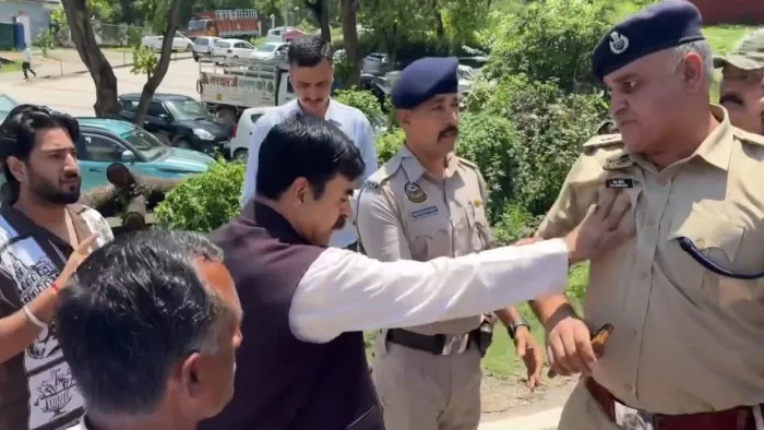 बिलासपुर में पूर्व विधायक बंबर ठाकुर एएसपी शिव चौधरी को धक्का देते हुए। जागरण