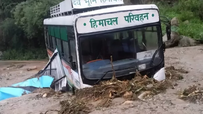 हिमाचल में 11 जगह बादल फटे, मंडी में 10 की मौत (फोटो- दैनिक जागरण)
