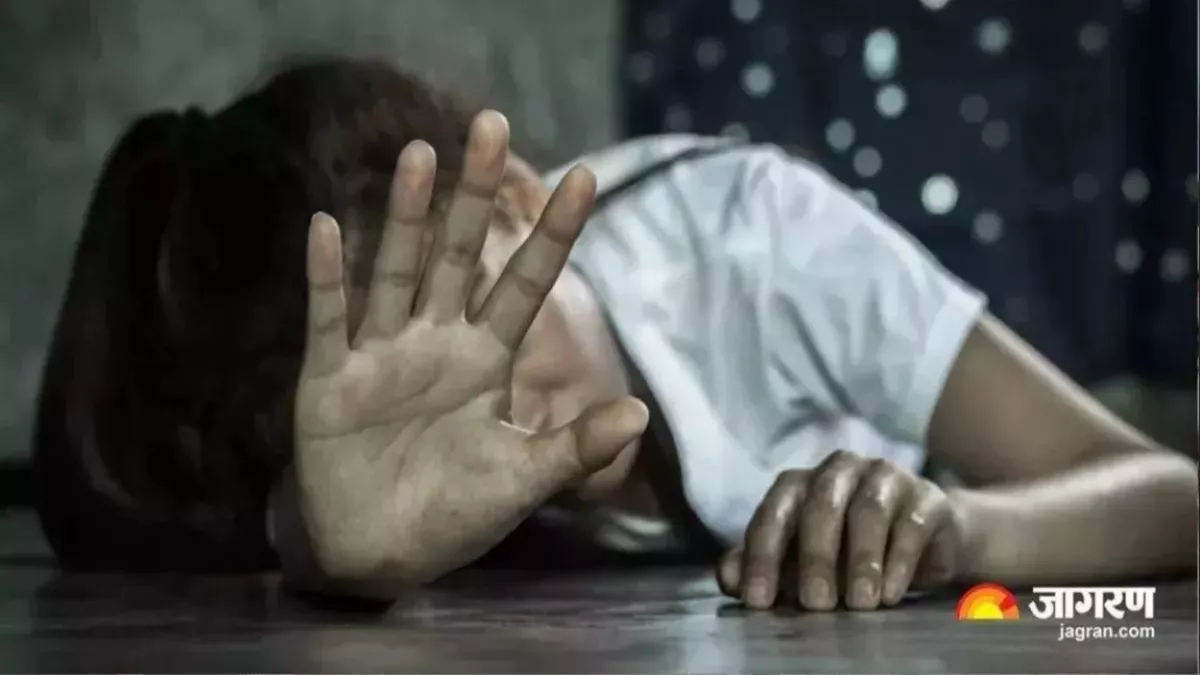 Jalaun News: बड़ी बहन का बनाया अश्लील वीडियो, ब्लैकमेल कर छोटी से करने लगा दुष्कर्म का प्रयास, छत से कूदी