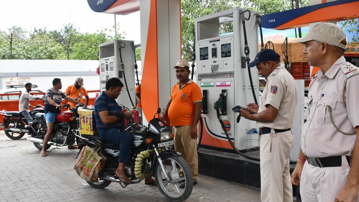 ncr old vehicles banned from fuel in new delhi crackdown at petrol pumps