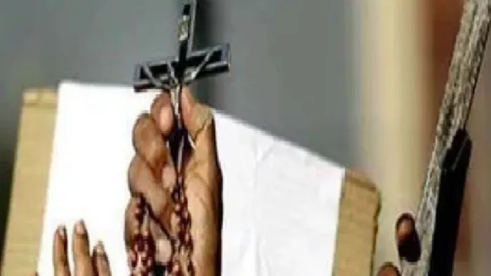 मतांतरण का दवाब बनाकर बिरहोर को जन मन आवास बनाने से गांव के लोगों ने रोका।