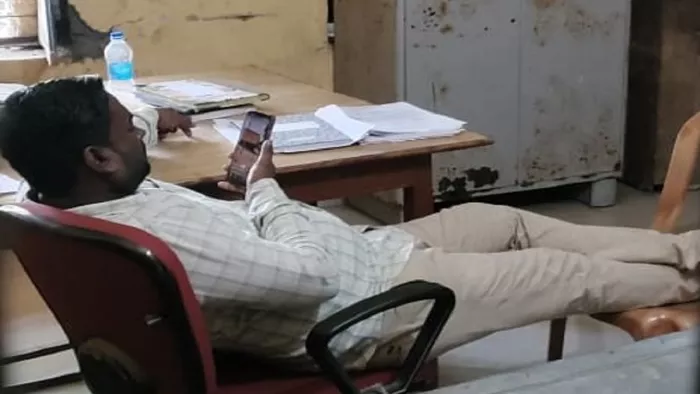 ठकराहा अंचल कार्यालय के प्रधान लिपिक के वायरल तस्वीर। इंटरनेट मीडिया