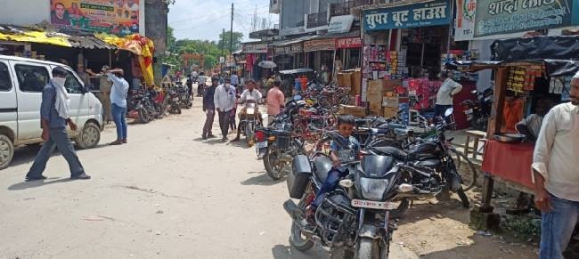 पांच दिनों का बाजार, सड़कों पर होता व्यापार