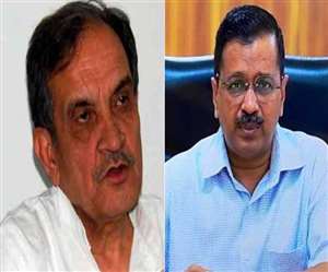 पूर्व केंद्रीय मंत्री बीरेंद्र सिंह और दिल्&zwj;ली के मुख्&zwj;यमंत्री अरविंद केजरीवाल। (फाइल फोटो)