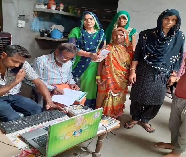 ग्रामीण एवं शहरी इलाकों में शिविर लगाकर मुफ्त में आयुष्मान कार्ड बनाये जा रहे हैं ।