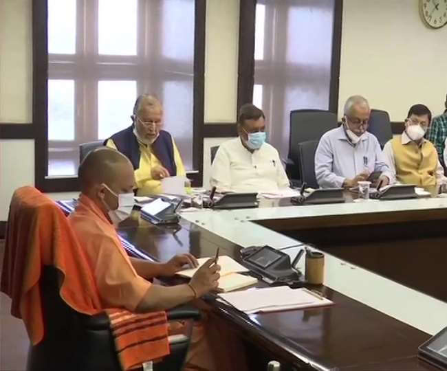 सोमवार को टीम-09 के साथ समीक्षा बैठक में सीएम योगी आदित्यनाथ