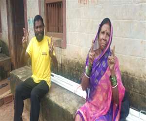 बेटी के प्रदर्शन पर उत्&zwj;साहित माता पिता। जागरण