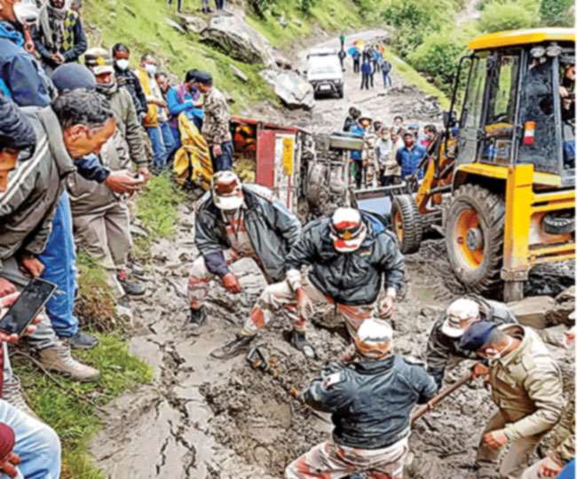 स्पीति घाटी में आसमान से बरसी आफत के दौरान बचाव कार्य करता आपदा प्रबंधन दल।