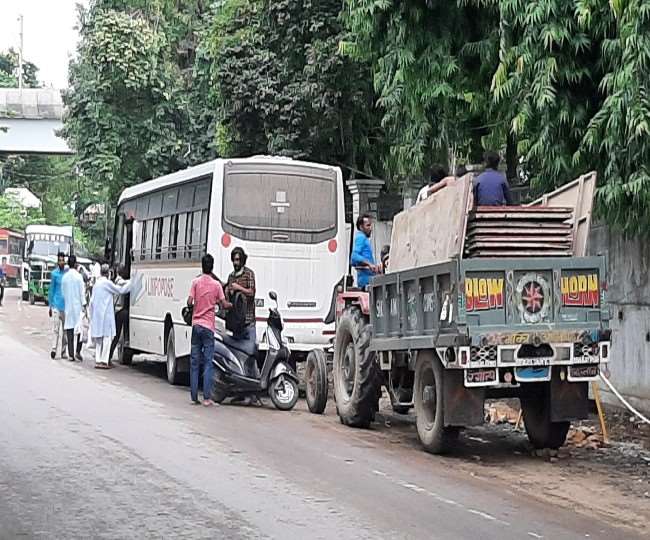 daggamar buses endangering lives of passengers a few steps of transport headquarters responsible sitting lucknow jagran special