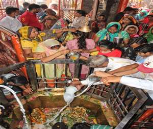 खेरेश्वर धाम शिव मंदिर पर सावन के दूसरे सोमवार को जलाअभिषेक करते शिवभक्त।