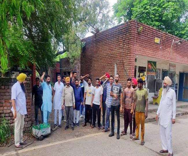 पंजाब रोडवेज जगराओं डिपू की वर्कशाप के गेट पर सोमवार को गेट रैली करते हुए कांट्रेक्ट वर्कर्स।