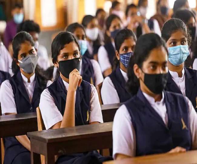 कोरोना प्रोटोकाल के साथ कई राज्यों में खुले स्कूल (फाइल फोटो)