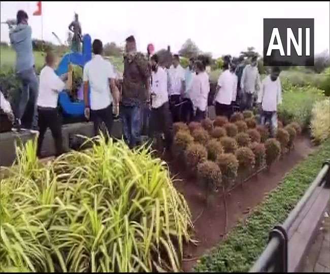 छत्रपति शिवाजी महाराज अंतरराष्ट्रीय हवाई अड्डे के पास लगे अडानी साइनबोर्ड में तोड़फोड़