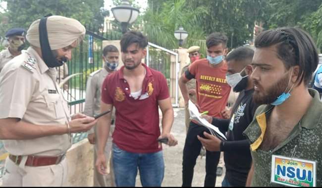 ऊना कॉलेज में छात्रों में हुई झड़प के बाद मौके पर पहुंची पुलिस व घायल छात्र।