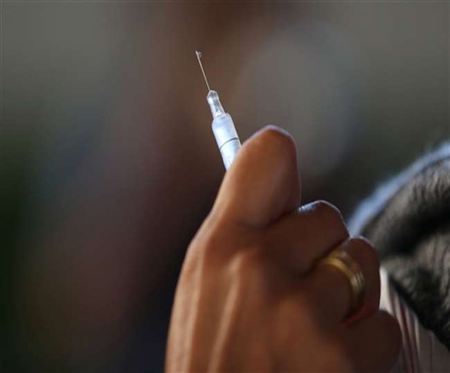 राज्यों और केंद्र शासित प्रदेशों को अब तक 49.64 करोड़ से अधिक वैक्सीन की डोज दी गई।