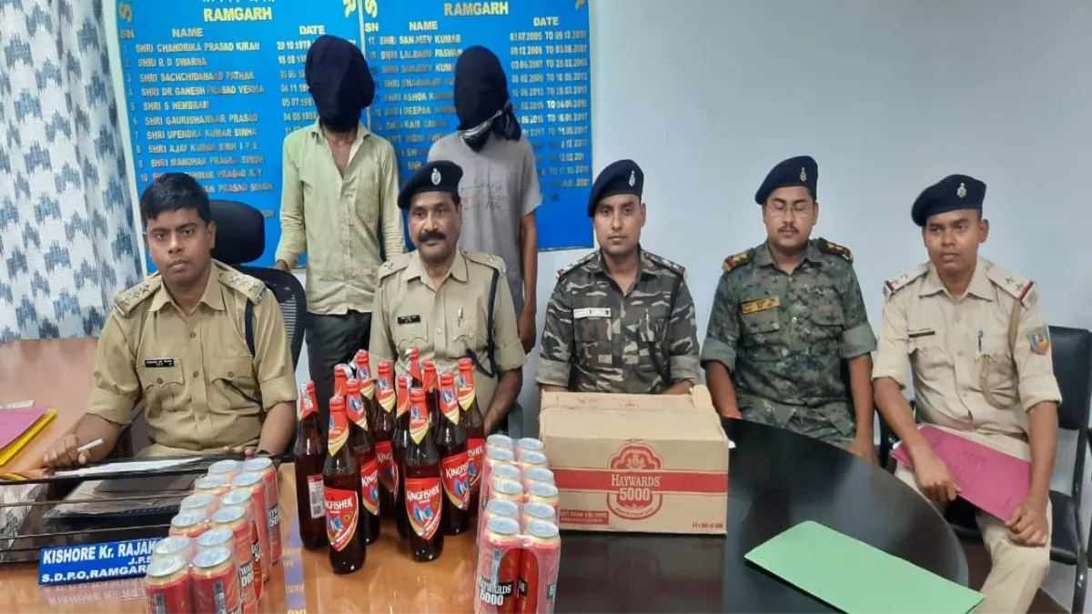 मांडू में 55 पेटी बीयर लदा पिकअप जब्त, दो तस्कर गिरफ़्तार