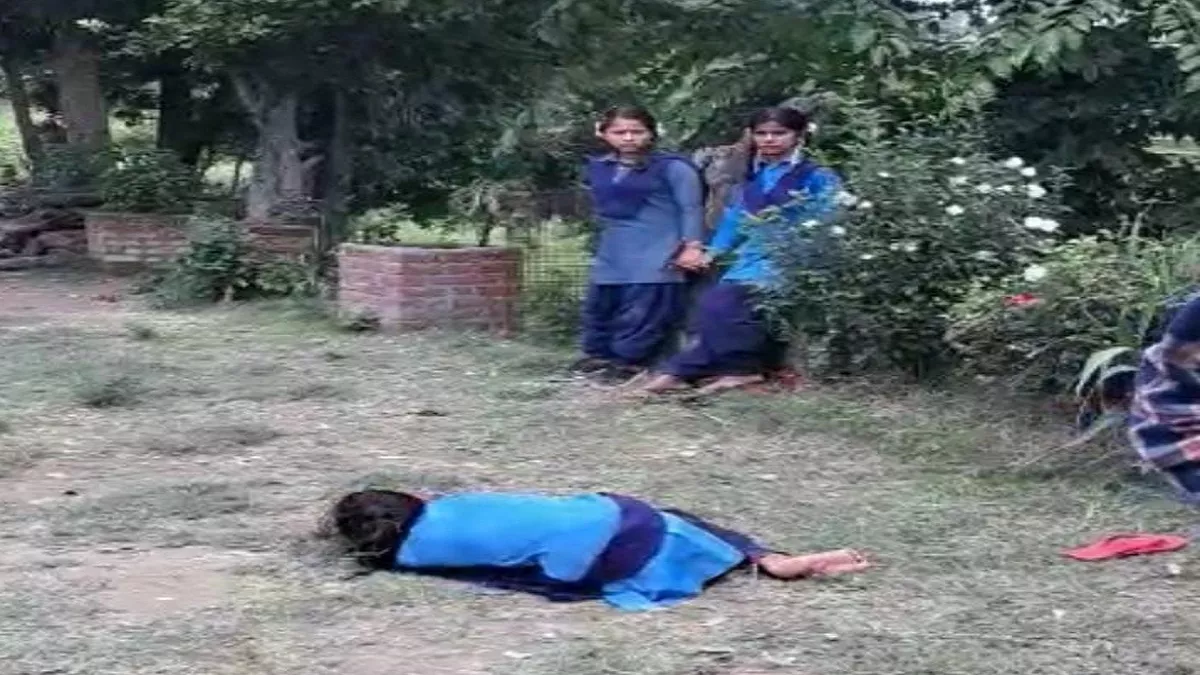 सीईओ ने बताया कि ग्रामीणों से सूचना मिली है कि राजूहा रैखोली में कई छात्राएं बेहोश हो रही हैं।