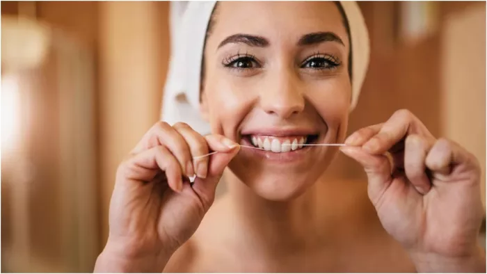 Oral Health Tips: फ्लॉस करने के फायदे जानेंगे, तो कभी नहीं भूलेंगे इसे करना!