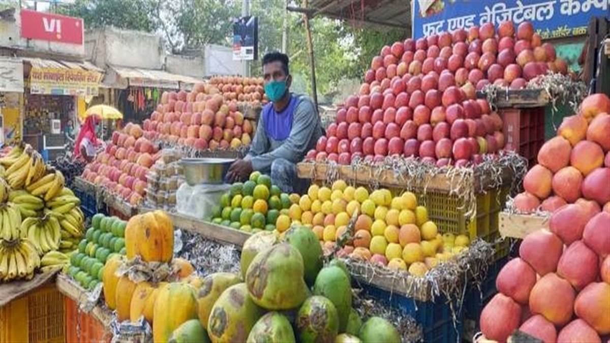 रेलवे स्‍टेशन पर बिकने वाला फल बाजार भाव से कहीं अधिक महंगा कीमतों ने उड़ाए रेल यात्रियों के होश - The fruit sold at the railway station is more expensive than the