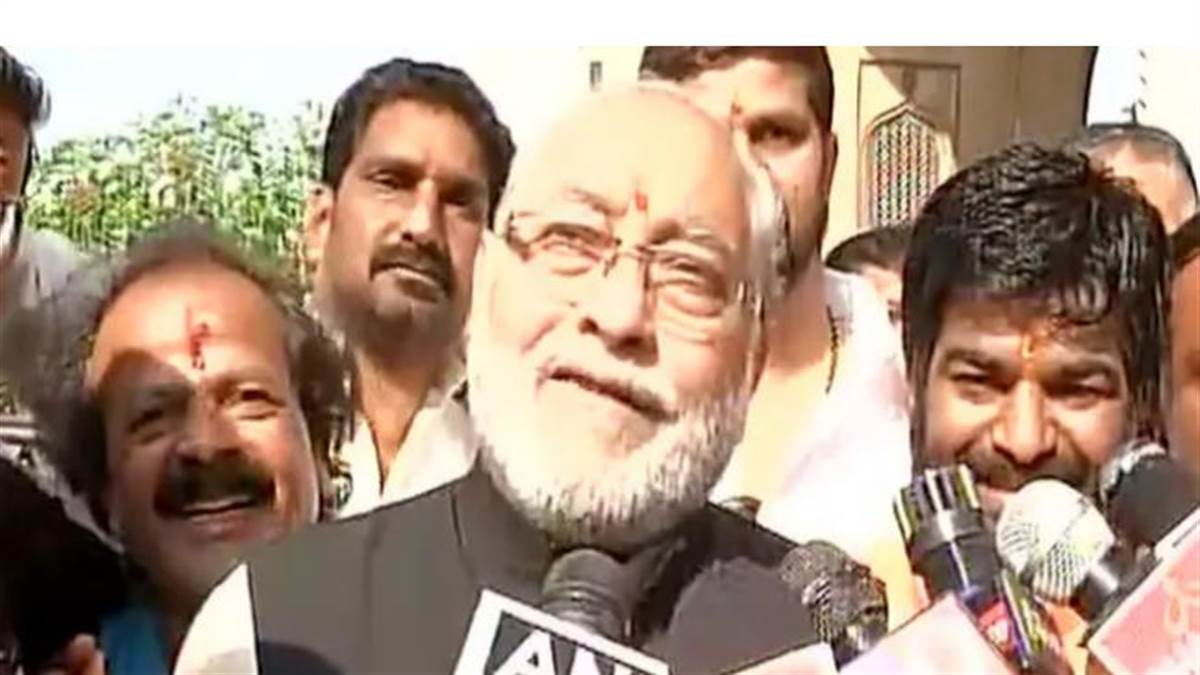 ncr delhi ration dealers protest pm narendra modis brother prahlad bhai modi arrived at jantar mantar to protest with ration dealers asked for