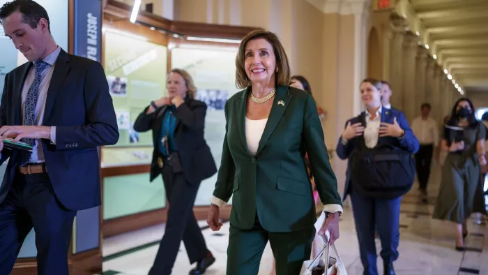 Nancy Pelosi के विमान को रिकार्ड संख्या में खोज रहे लोग