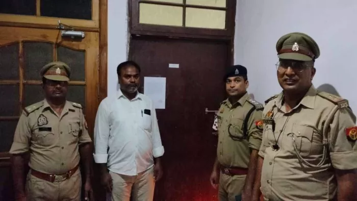 लखनऊ के सरोजनी नगर में पूर्व सपा विधायक आरिफ अनवर हाशमी का फ्लैट कुर्क करती पुलिस।