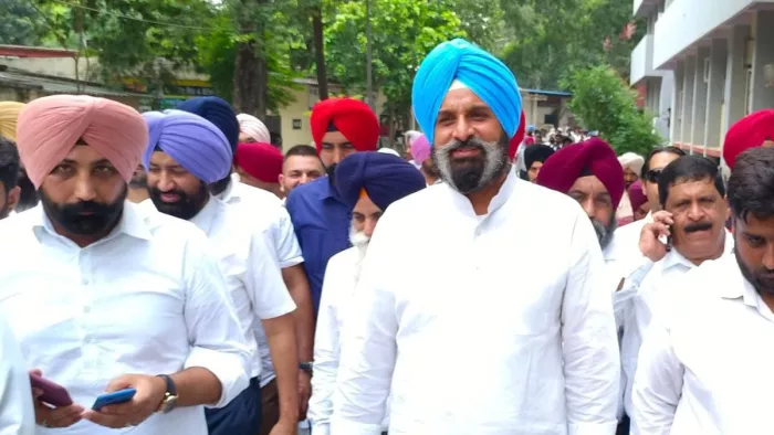 मानहानि केस में बिक्रम मजीठिया पहुंचे कोर्ट लेकिन संजय सिंह नहीं हुए पेश : जागरण