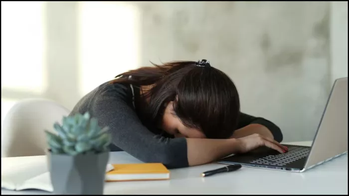 Chronic Fatigue Syndrome: क्या आपको भी लगती है हर समय थकान ? कहीं ये  क्रॉनिक फैटीग सिंड्रोम के लक्षण तो नहीं? - tiredness may be the sign of  Chronic Fatigue Syndrome know