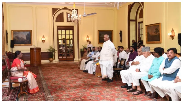 मणिपुर मुद्दे पर राष्ट्रपति से दखल देने की मांग, विपक्षी दलों के नेताओं ने मुर्मू से की मुलाकात