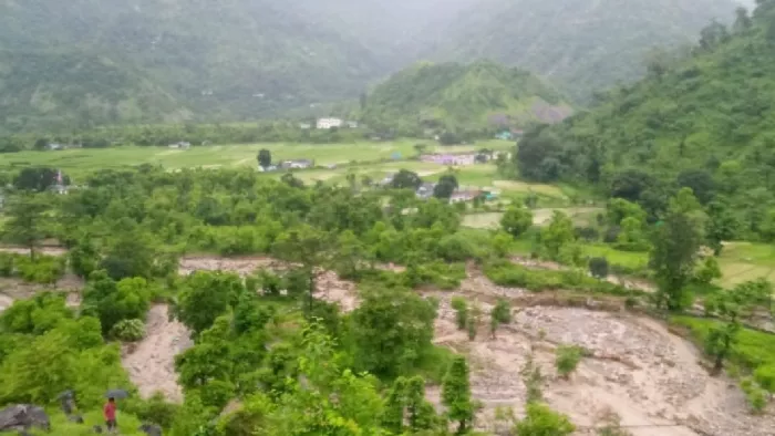 प्रशासन की ओर से प्रभावित परिवारों को 50 राशन किट वितरित किए गए हैं।