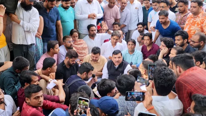 ओल्ड राजेंद्र नगर में धरने पर बैठे छात्रों से बातचीत करते सांसद संजय सिंह। दिल्ली सरकार।