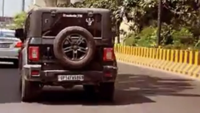Noida Thar Video: थार चालक ने यातयात नियमों की उड़ाई धज्जियां।