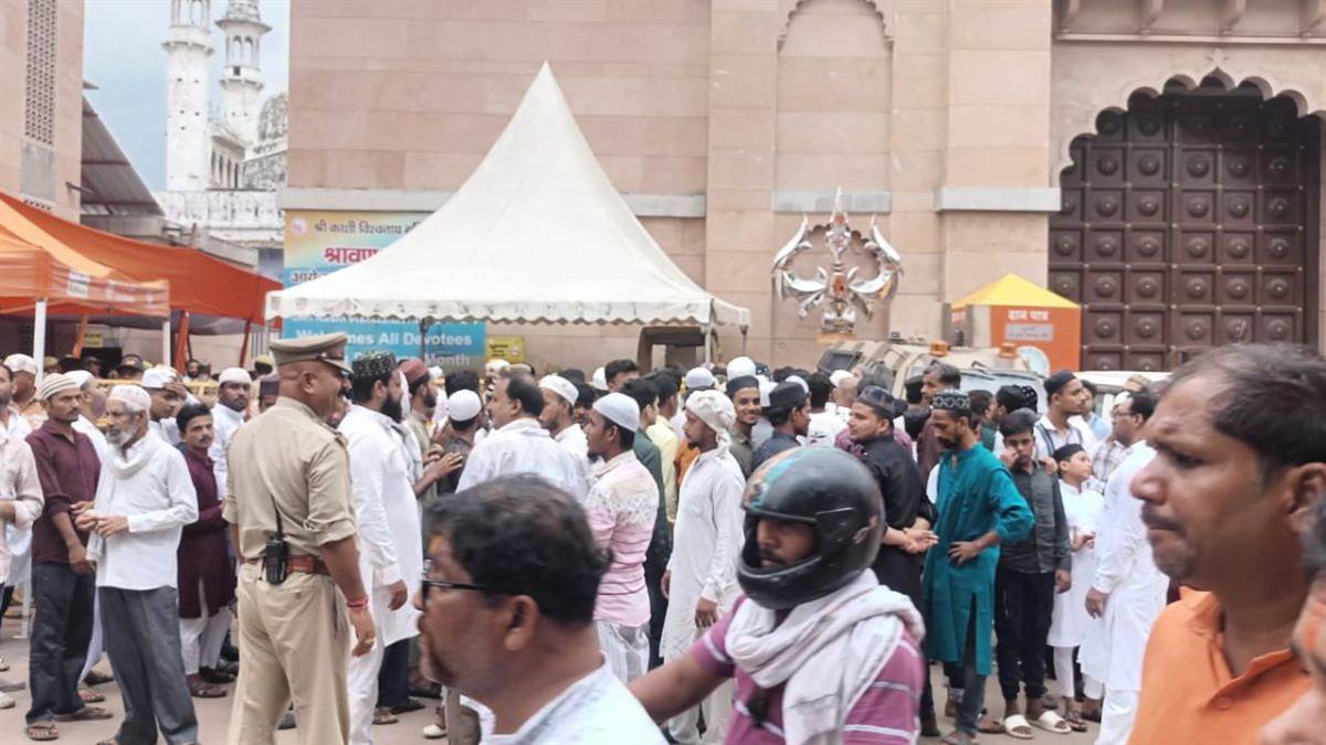 Gyanvapi Case : ज्ञानवापी के बाहर अस्थाई गेट को लेकर नमाजियों ने किया विरोध प्रदर्शन, डेढ़ घंटे देरी से हुई नमाज़ अदा