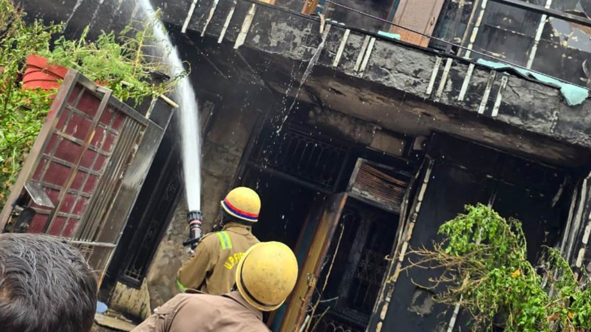 Noida Sector 26 Fire News: शॉर्ट-सर्किट से इलेक्ट्रॉनिक पैनल में लगी आग, कई  कमरे भी चपेट में आए - Fire Broke out electronic panel due to short circuit  in Noida Sector 26